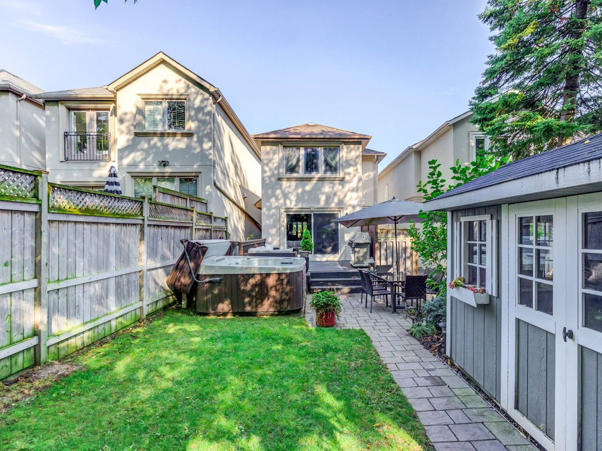 Fully Renovated Forest Hill House • A beautifully furnished and well maintained luxurious home with stylish finishes. Clients can stay in the scenic upscale neighbourhood of Forest Hill near Yonge and Eglinton.